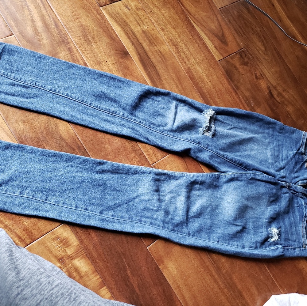 Ripped skinny jeans